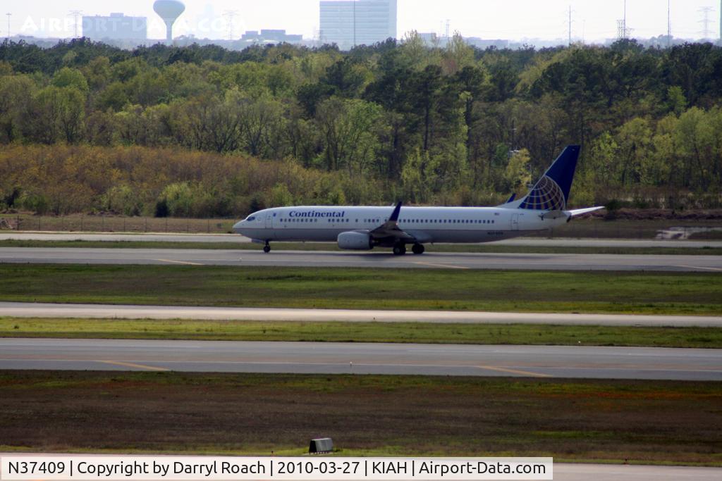 N37409, 2001 Boeing 737-924 C/N 30126, B739 departs 15R.