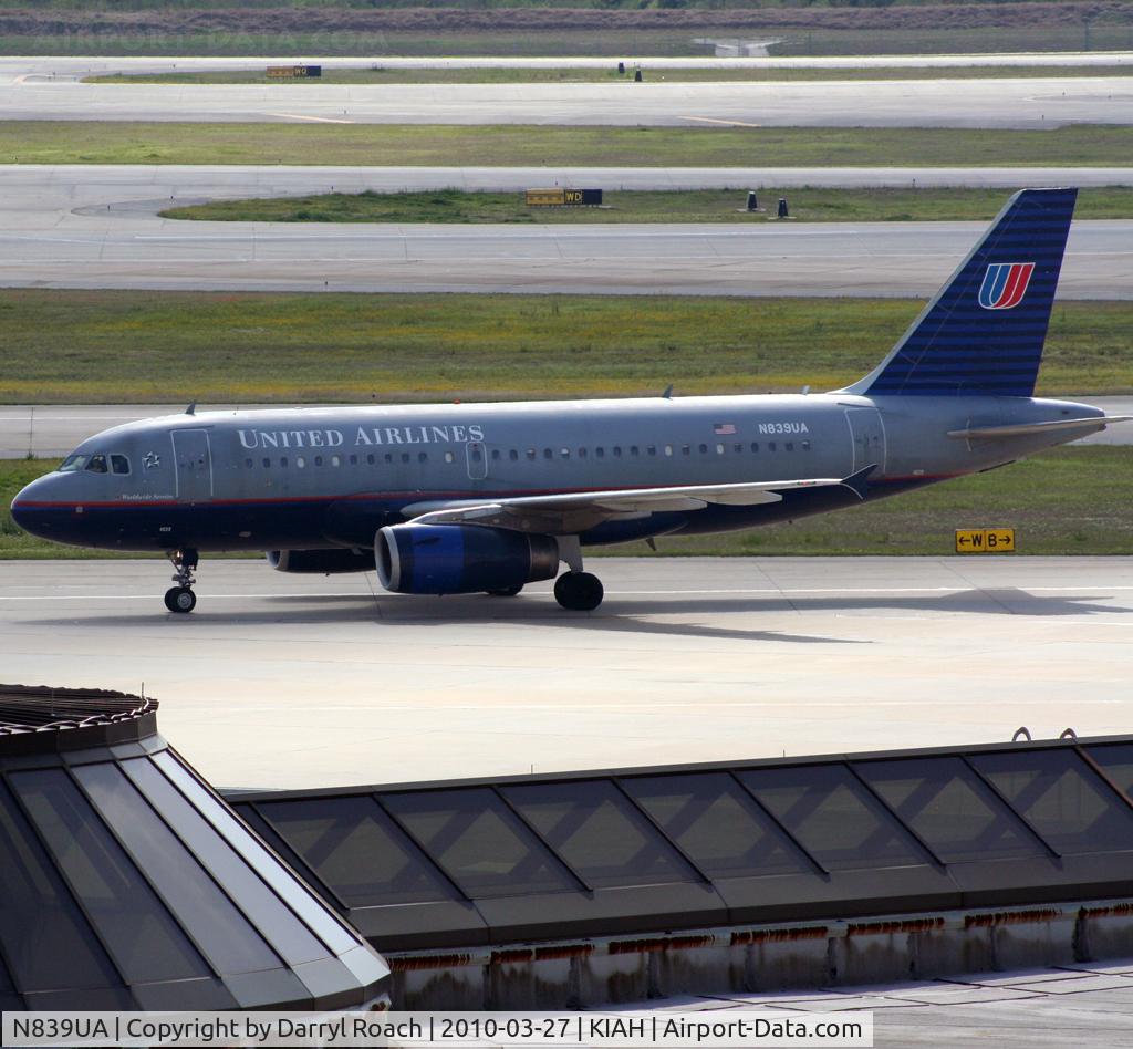 N839UA, 2001 Airbus A319-131 C/N 1507, UAL A319 still in old colors taxis into Terminal A.