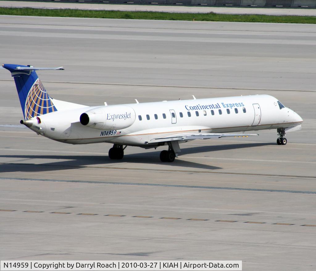 N14959, 1998 Embraer ERJ-145LR (EMB-145LR) C/N 145091, ERJ taxis for departure.