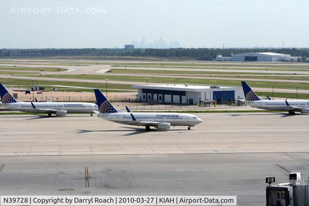 N39728, 1999 Boeing 737-724 C/N 28944, B737 waits second in a line of three to taxi for departure.