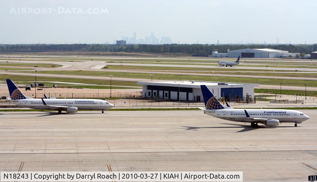 N18243, 1999 Boeing 737-824 C/N 28806, B738 waits his turn behind company B737.