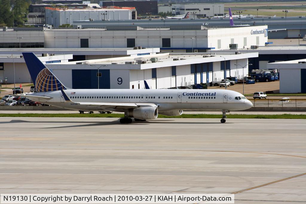 N19130, 1998 Boeing 757-224/ER C/N 28970, B752 taxis for departure.