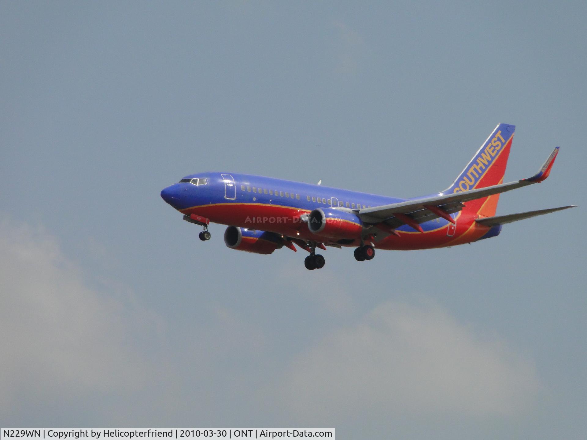 N229WN, 2006 Boeing 737-7H4 C/N 32498, On final to Ontario