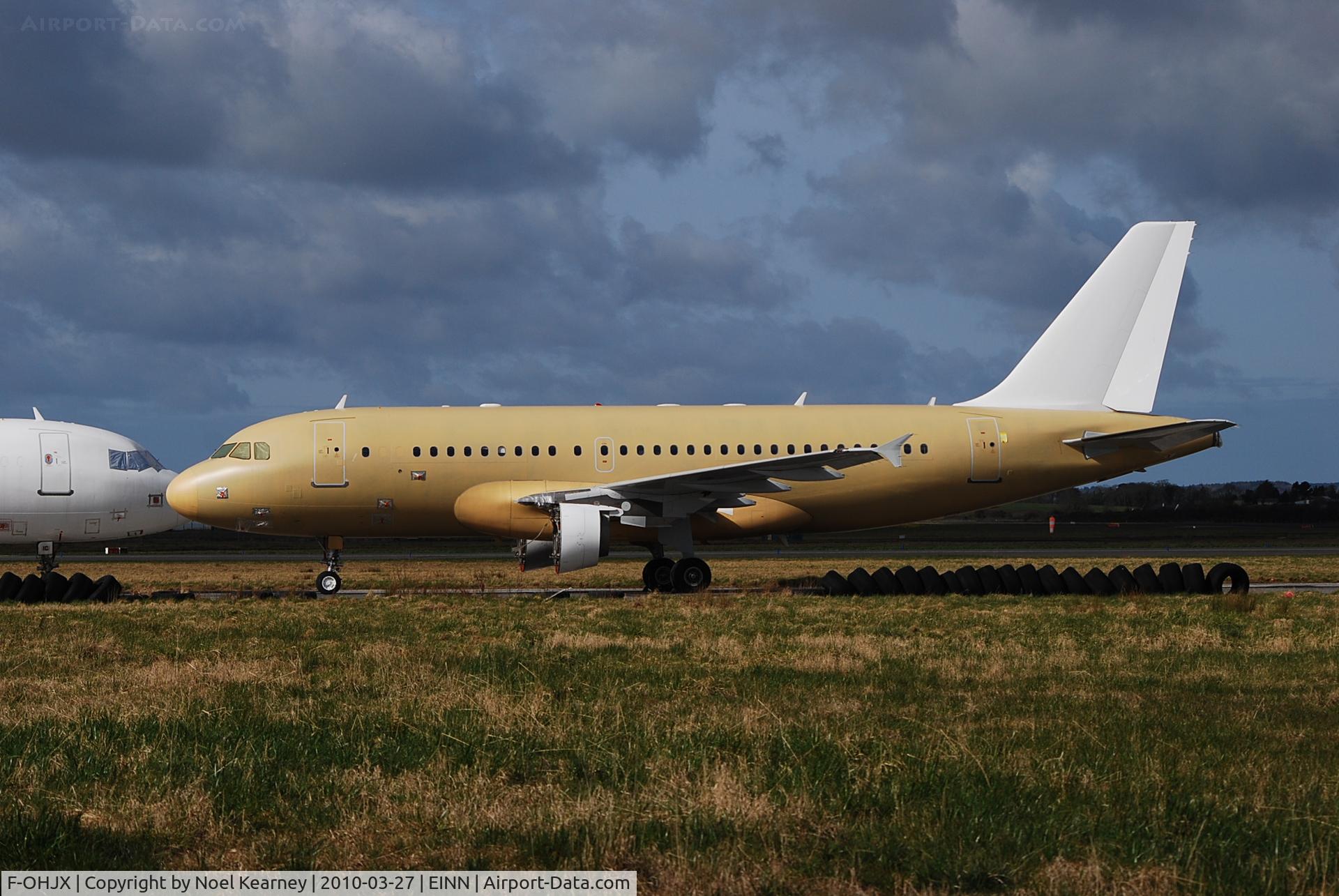 F-OHJX, 1999 Airbus A319-112 C/N 1086, Engineless & stripped back to primer