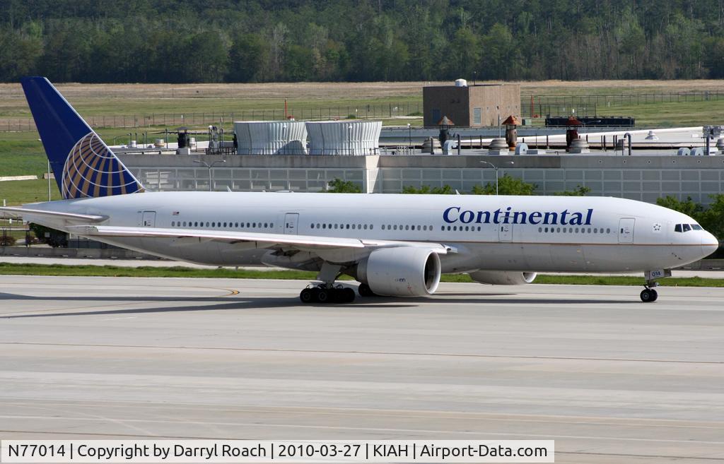 N77014, 1999 Boeing 777-224 C/N 29862, B772 taxis for departure.