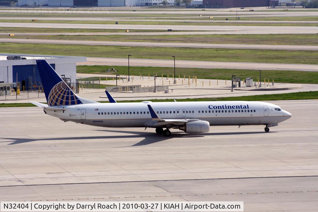 N32404, 2001 Boeing 737-924 C/N 30121, B739 taxis for departure.