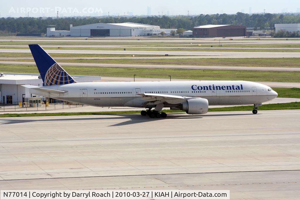 N77014, 1999 Boeing 777-224 C/N 29862, B772 taxis for departure to the 15s.