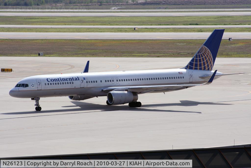 N26123, 1997 Boeing 757-224 C/N 28966, B752 taxis in from the north side.