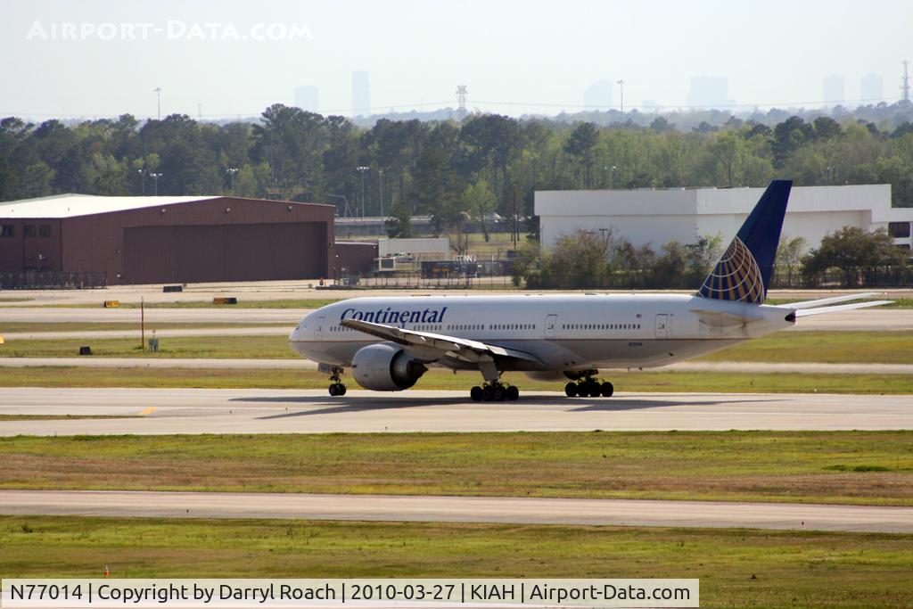 N77014, 1999 Boeing 777-224 C/N 29862, B772 departs 15L.