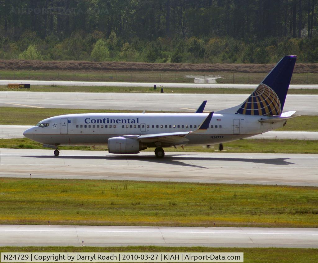 N24729, 1999 Boeing 737-724 C/N 28945, B737 departs 15L.