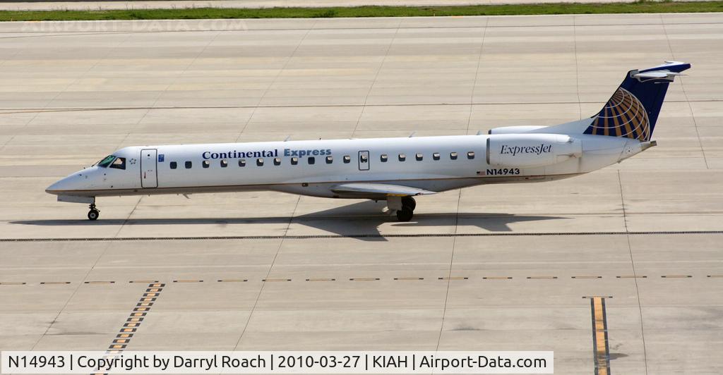 N14943, 1998 Embraer EMB-145EP (ERJ-145EP) C/N 145040, ERJ taxis to the gate.