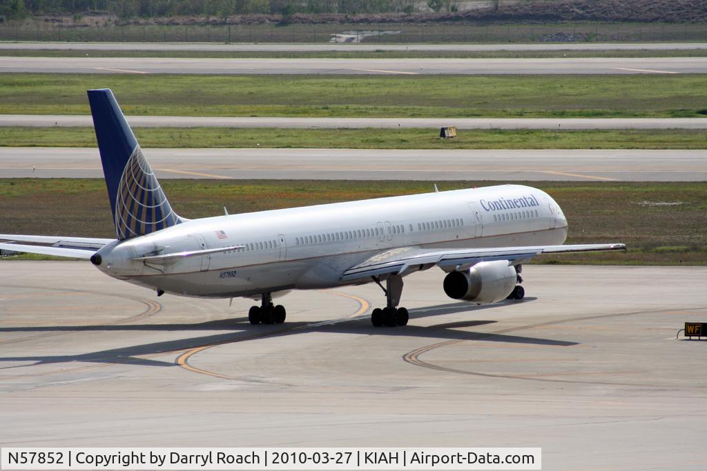 N57852, 2001 Boeing 757-324 C/N 32811, B753 turns onto WB.