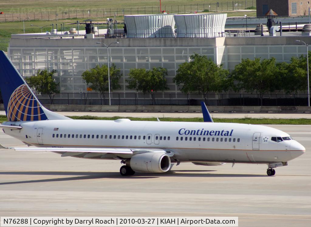 N76288, 2004 Boeing 737-824 C/N 33451, B738 taxis for departure.