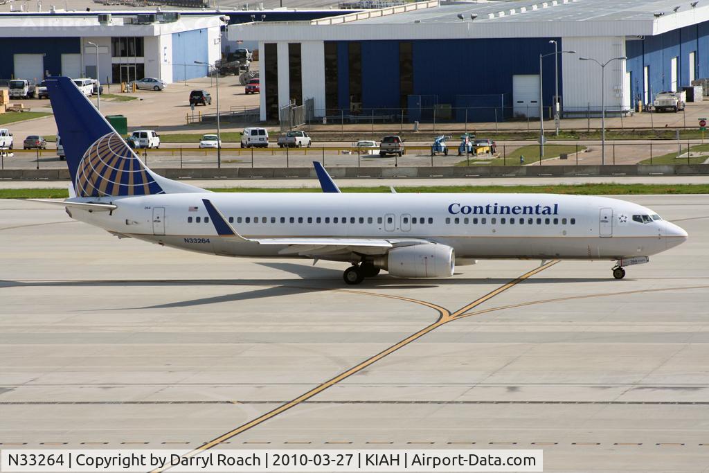 N33264, 2001 Boeing 737-824 C/N 31584, B738 taxis for departure.