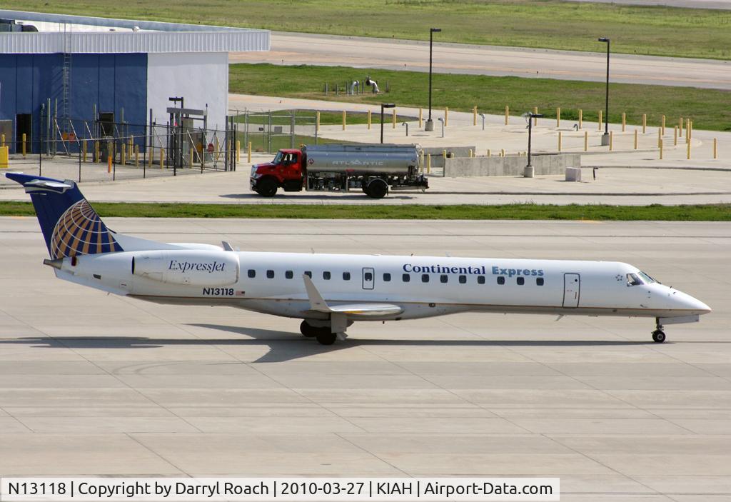 N13118, 2002 Embraer ERJ-145XR (EMB-145XR) C/N 145675, ERJ taxis for departure.