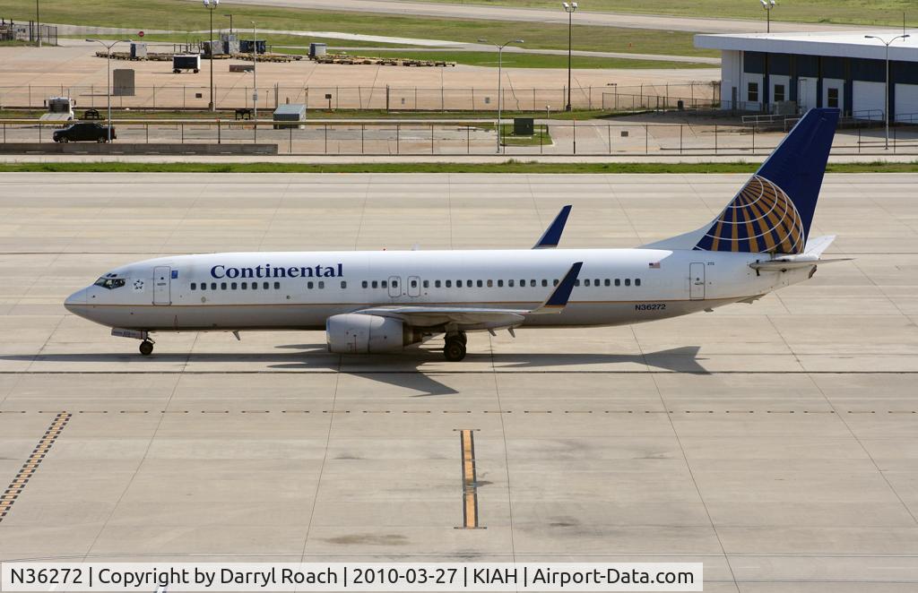 N36272, 2001 Boeing 737-824 C/N 31590, B738 taxis in.
