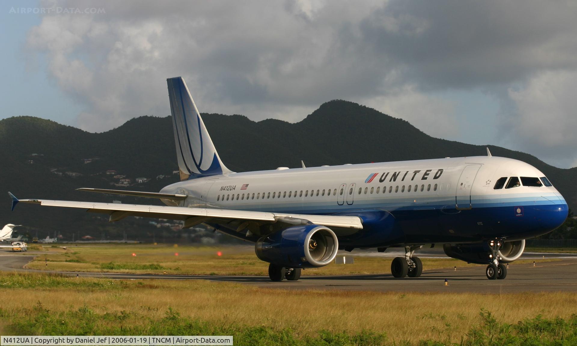 N412UA, 1994 Airbus A320-232 C/N 465, United N412UA taxing to the tresh hold for take off