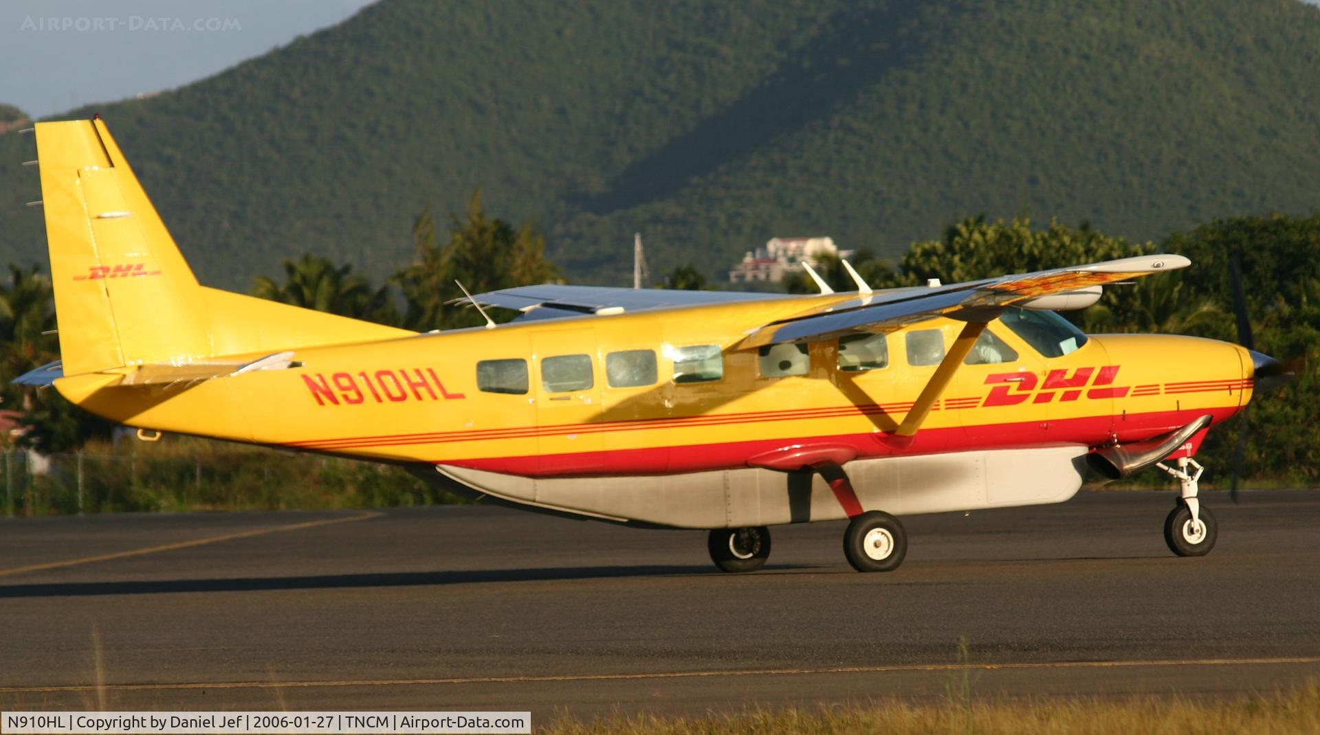 N910HL, 2004 Cessna 208B Grand Caravan C/N 208B1080, DHL N910HL departing TNCM runway 10