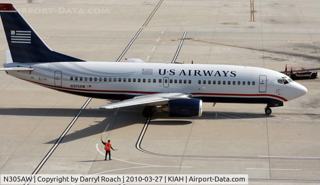 N305AW, 1988 Boeing 737-3G7 C/N 24012, B733 is guided into the gate.