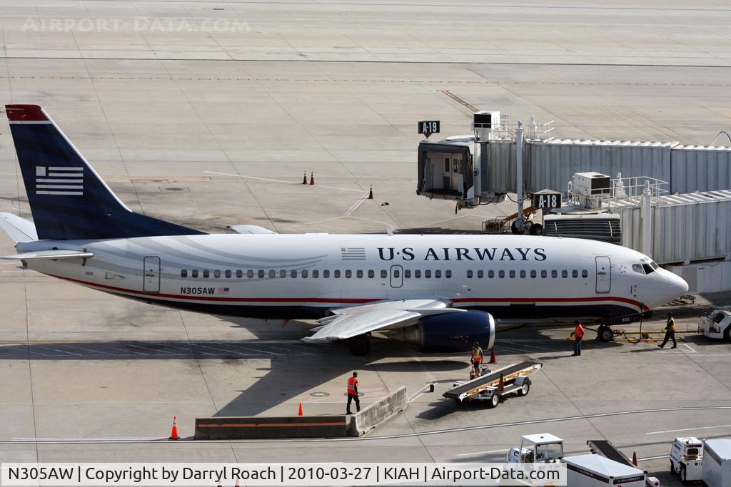 N305AW, 1988 Boeing 737-3G7 C/N 24012, B733 is tended to after arriving.
