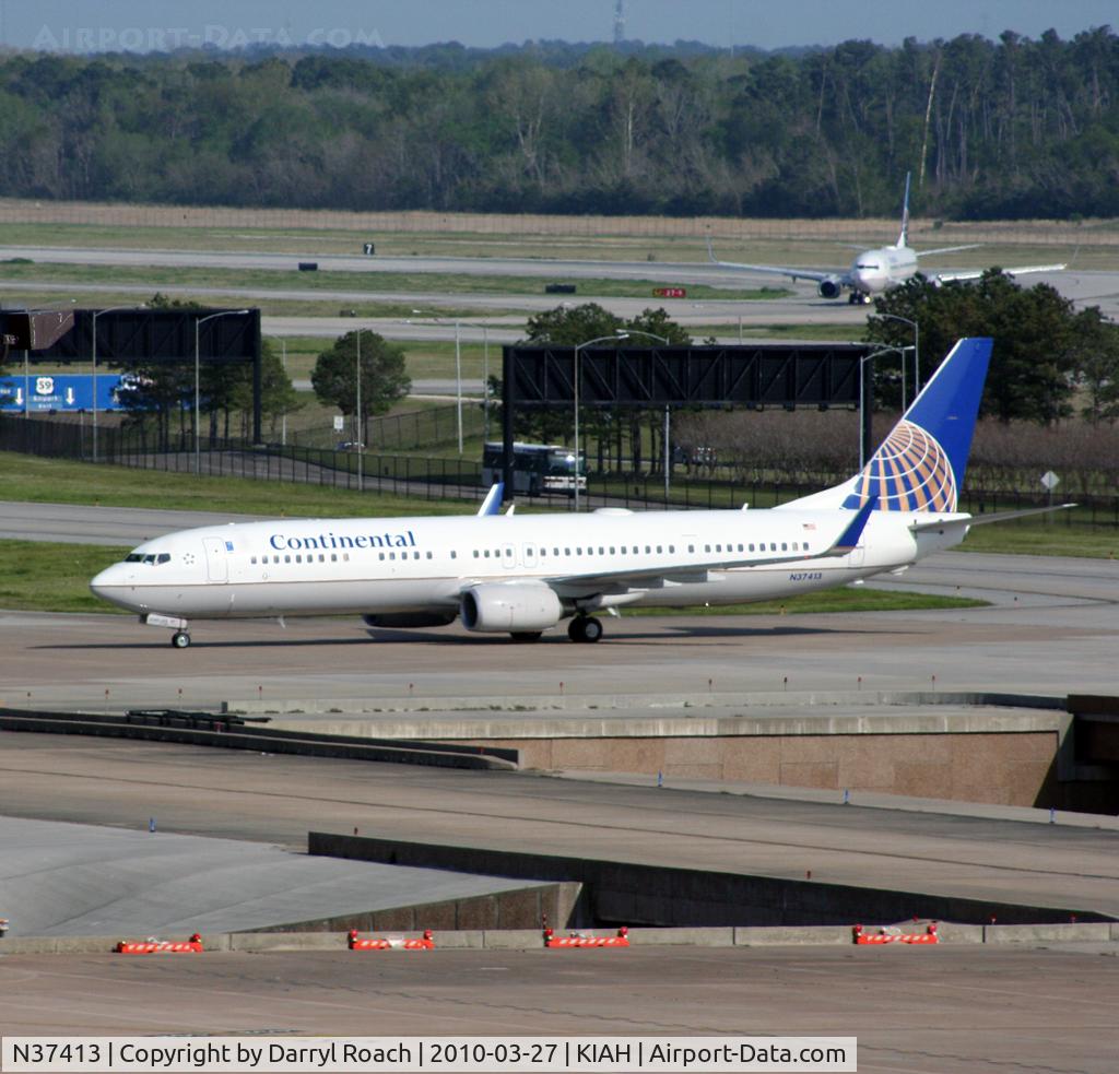N37413, 2008 Boeing 737-924/ER C/N 31664, B739 taxis on the bridge to the ramp.