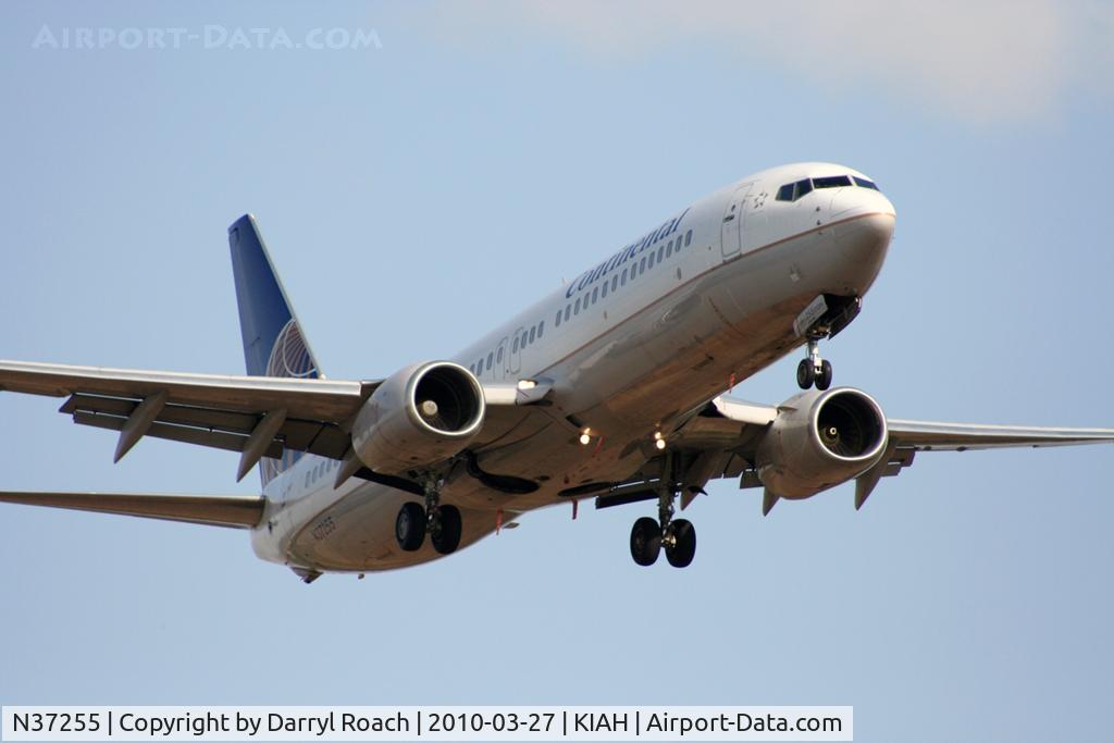 N37255, 2000 Boeing 737-824 C/N 30610, B738 short final 27.