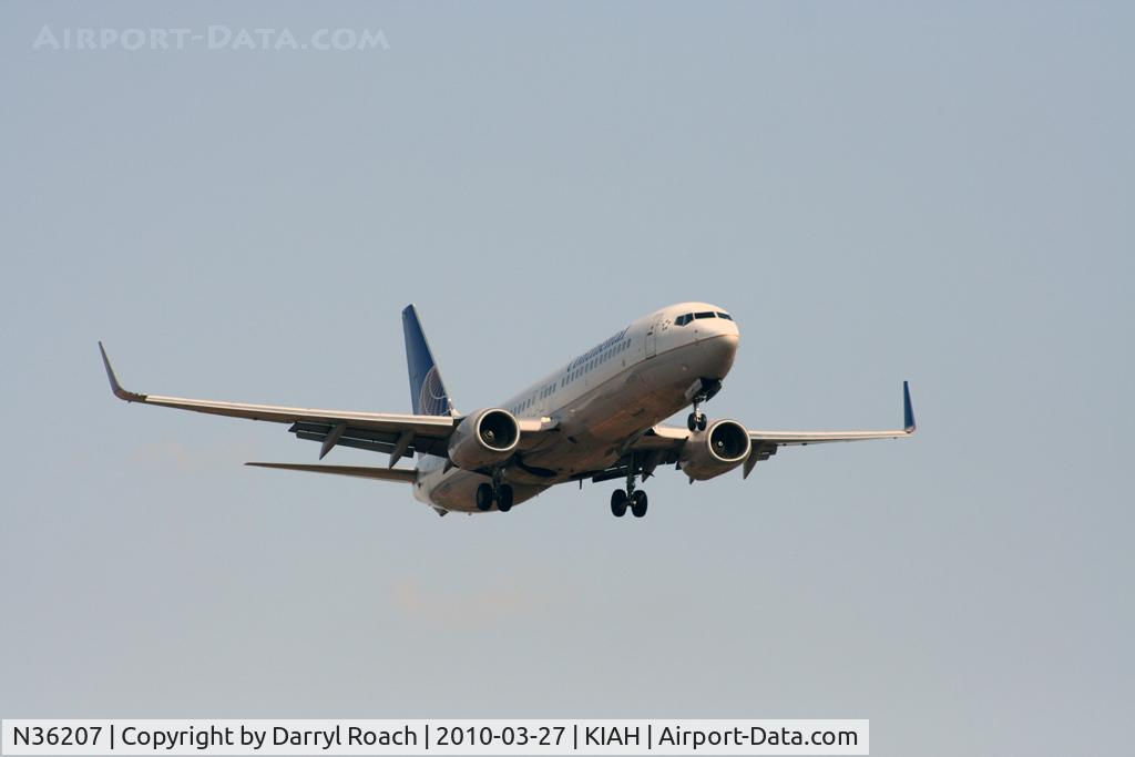 N36207, 2000 Boeing 737-824 C/N 30579, B738 short final 27.