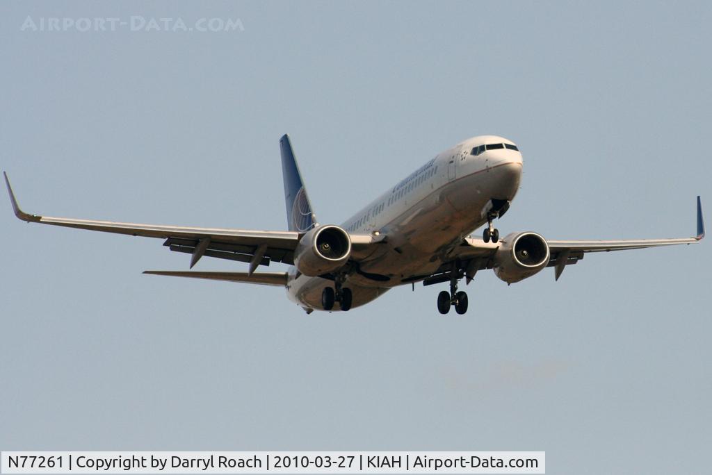 N77261, 2001 Boeing 737-824 C/N 31582, B738 short final 27.