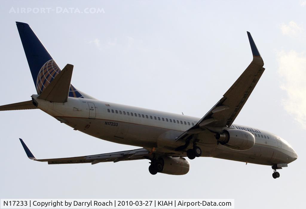N17233, 1999 Boeing 737-824 C/N 28943, B738 short final 27.