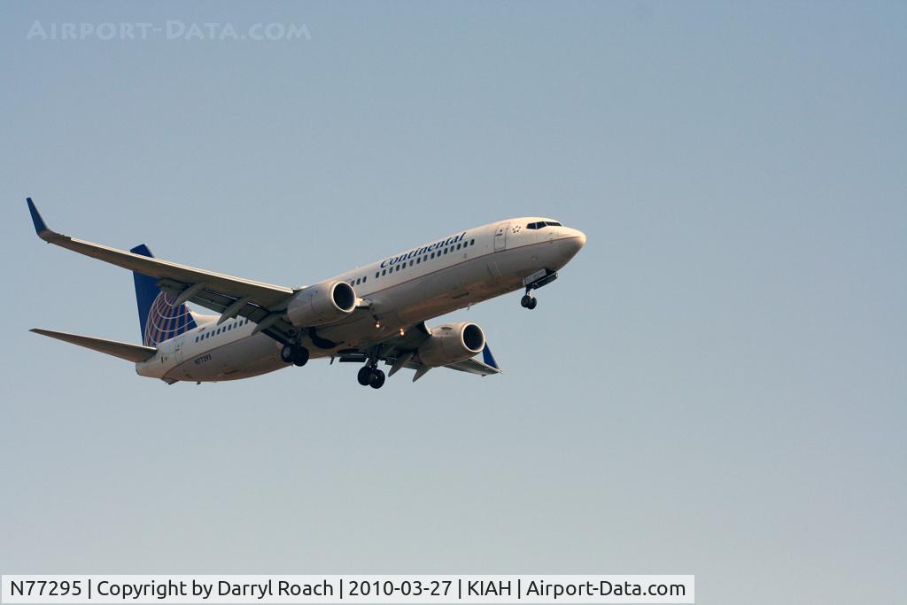 N77295, 2005 Boeing 737-824 C/N 34001, B738 short final 27.