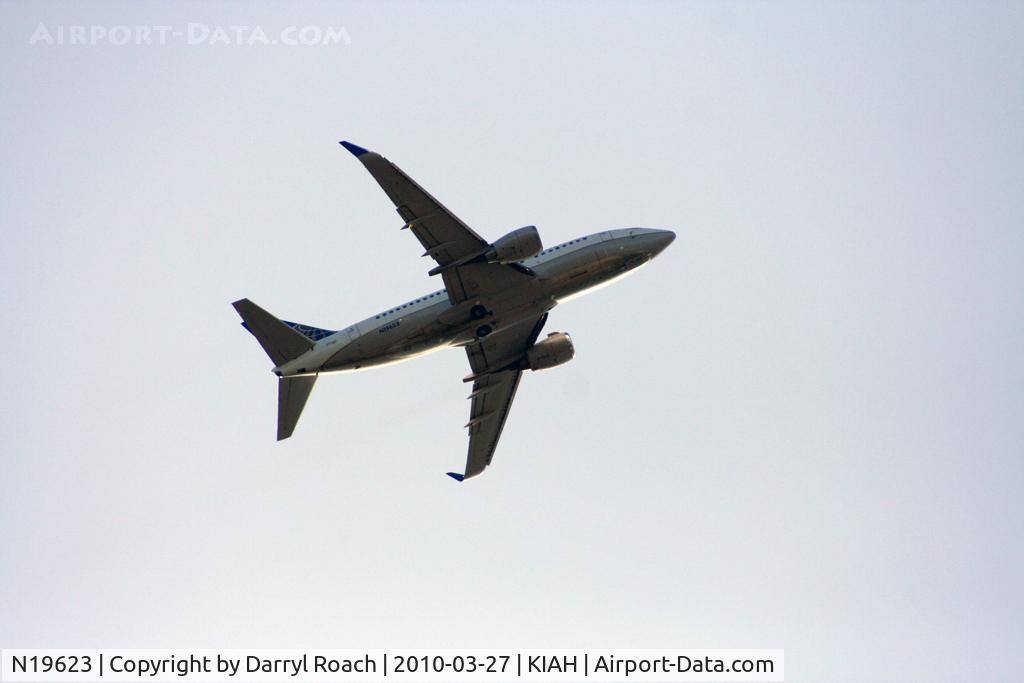 N19623, 1995 Boeing 737-524 C/N 27527, B735 departs overhead, a rare turn over the arrival side.