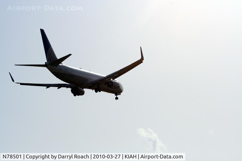 N78501, 2006 Boeing 737-824 C/N 31602, B738 short final 27.