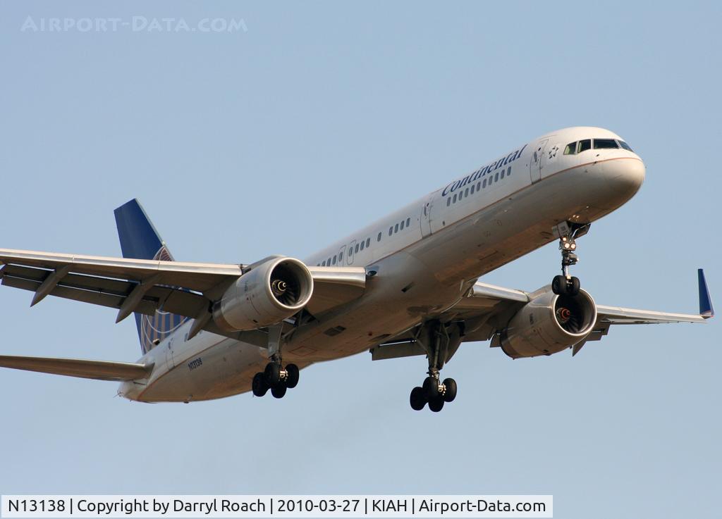 N13138, 1999 Boeing 757-224 C/N 30351, B752 short final 27.