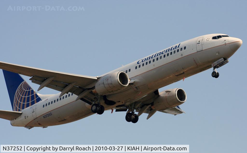 N37252, 2000 Boeing 737-824 C/N 30583, B738 short final 27.