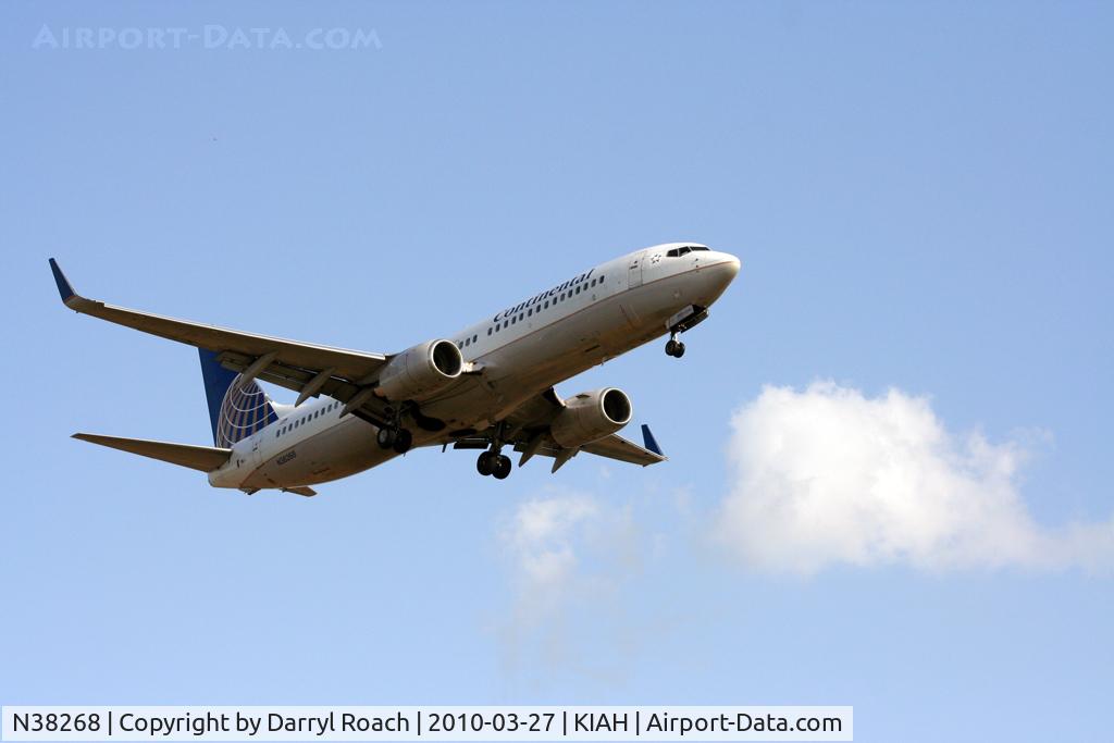 N38268, 2001 Boeing 737-824 C/N 31587, B738 short final 27.
