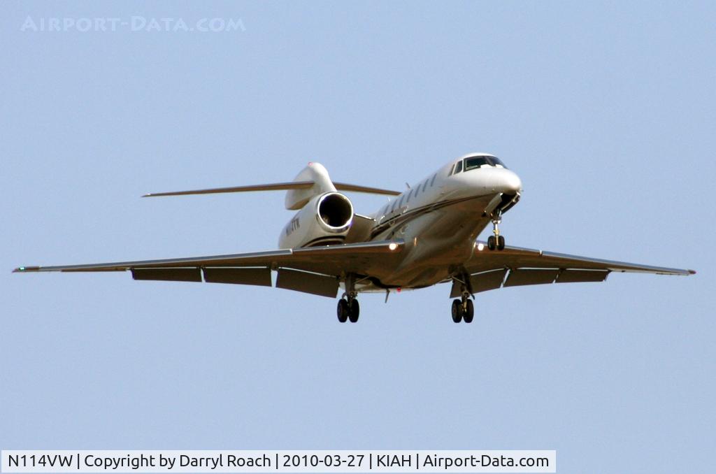 N114VW, 1999 Cessna 750 Citation X C/N 750-0093, Citation short final 27.