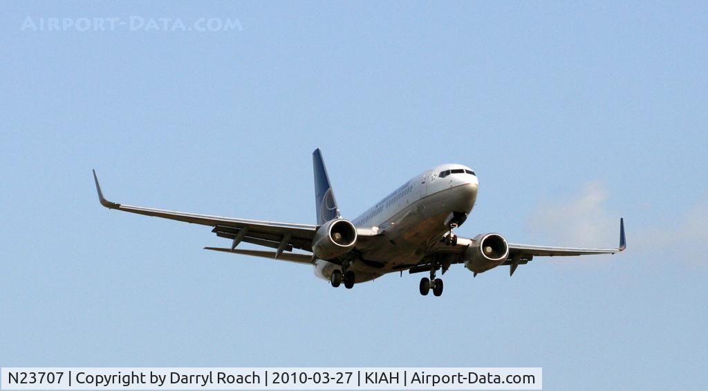 N23707, 1998 Boeing 737-724 C/N 28768, B737 short final 27.