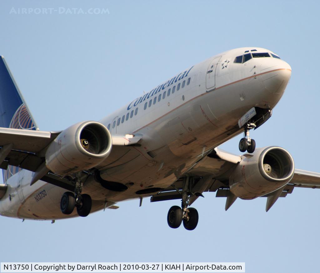 N13750, 1999 Boeing 737-724 C/N 28941, B737 short final 27.