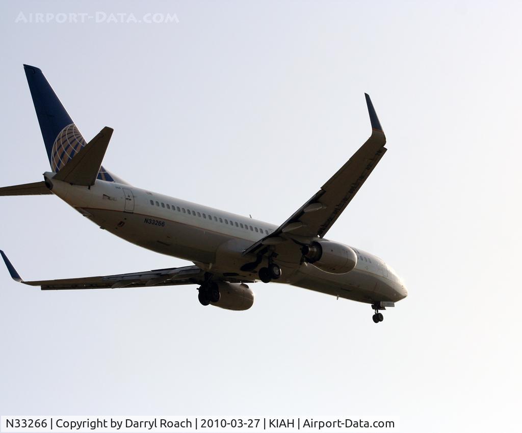 N33266, 2001 Boeing 737-824 C/N 32403, B738 short final 27.