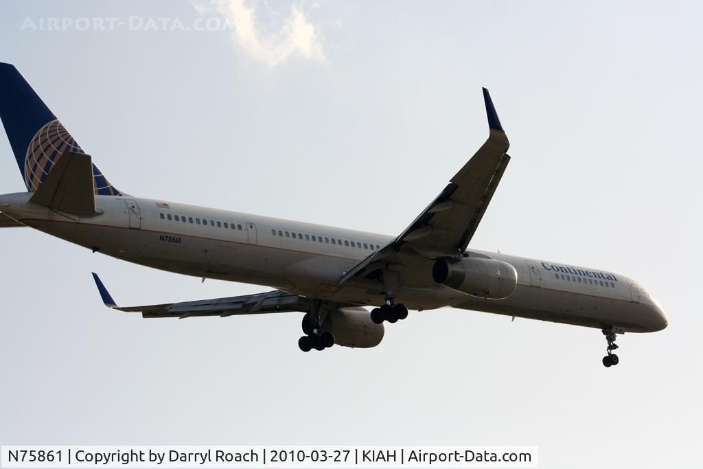 N75861, 2001 Boeing 757-33N C/N 32585, B753 short final 27.