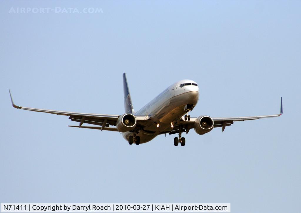 N71411, 2002 Boeing 737-924 C/N 30128, B739 short final 27.