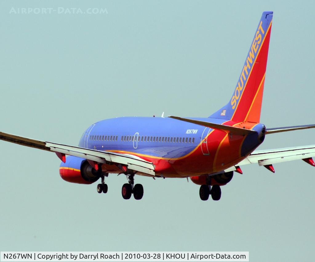 N267WN, 2007 Boeing 737-7H4 C/N 32525, B737 drops below the fence line to touch down on 30L.