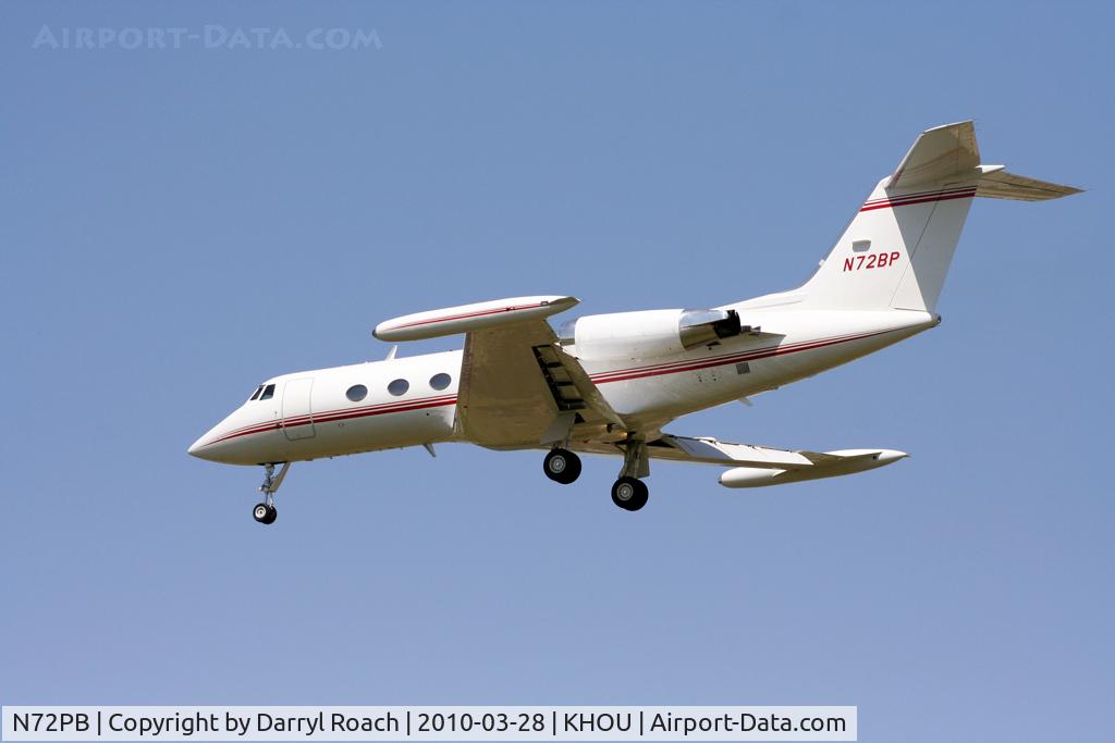 N72PB, Grumman-Schweizer G-164A C/N 1023, Biz jet short final 30L.