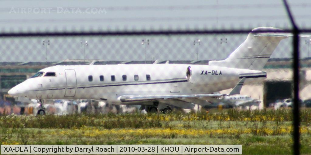 XA-DLA, 2008 Bombardier Challenger 300 (BD-100-1A10) C/N 20203, Biz jet waits to depart 30L.