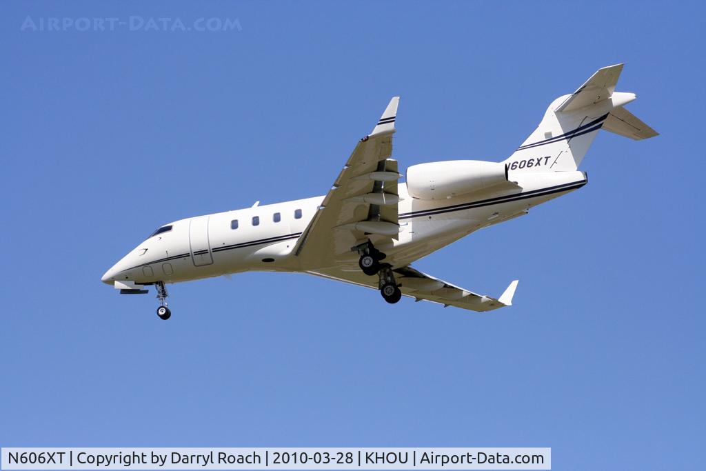 N606XT, 2005 Bombardier Challenger 300 (BD-100-1A10) C/N 20052, Biz jet short final 30L.