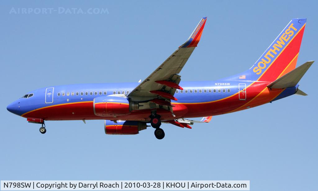 N798SW, 1998 Boeing 737-7AD C/N 28436, B737 short final 30L.
