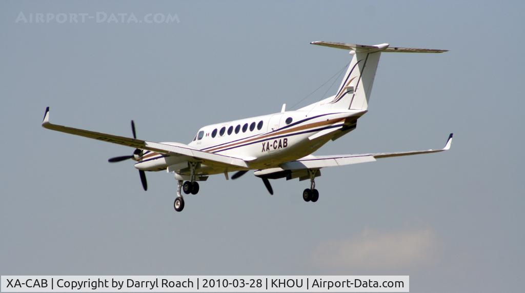 XA-CAB, 2002 Beech Super King Air 350 C/N FL-341, Short final 30L.