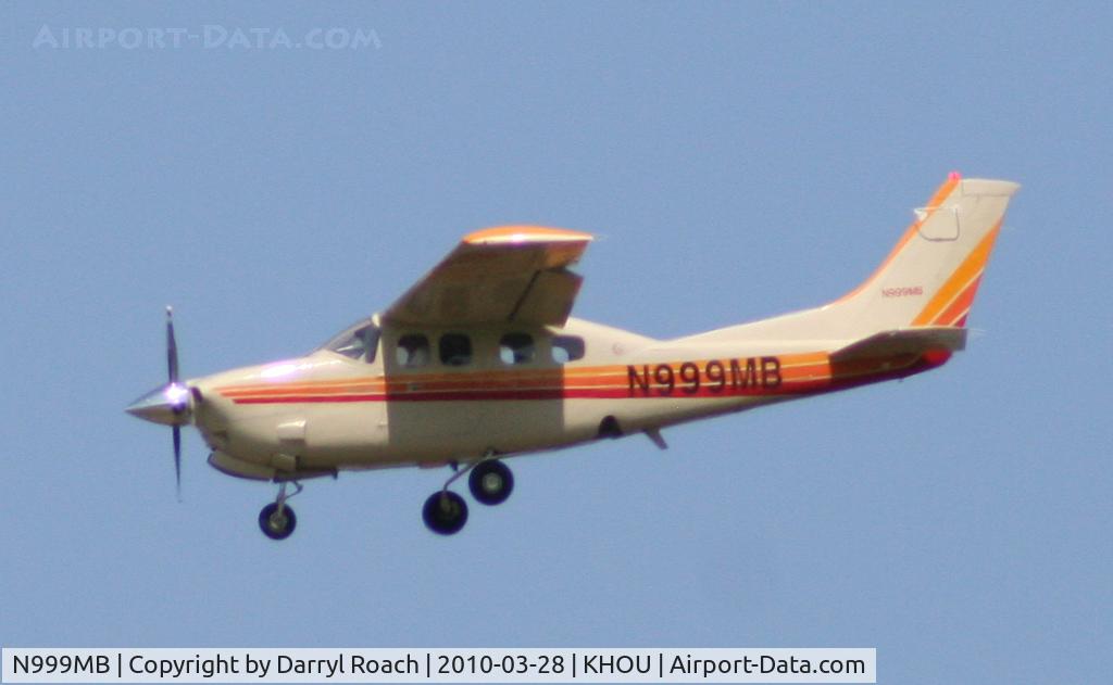 N999MB, 1980 Cessna P210N Pressurised Centurion C/N P21000573, Short final 30R.