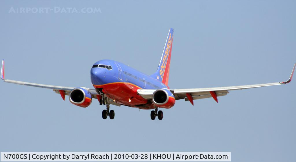 N700GS, 1997 Boeing 737-7H4 C/N 27835, B737 rocks in the heavy wind, short final 30L.