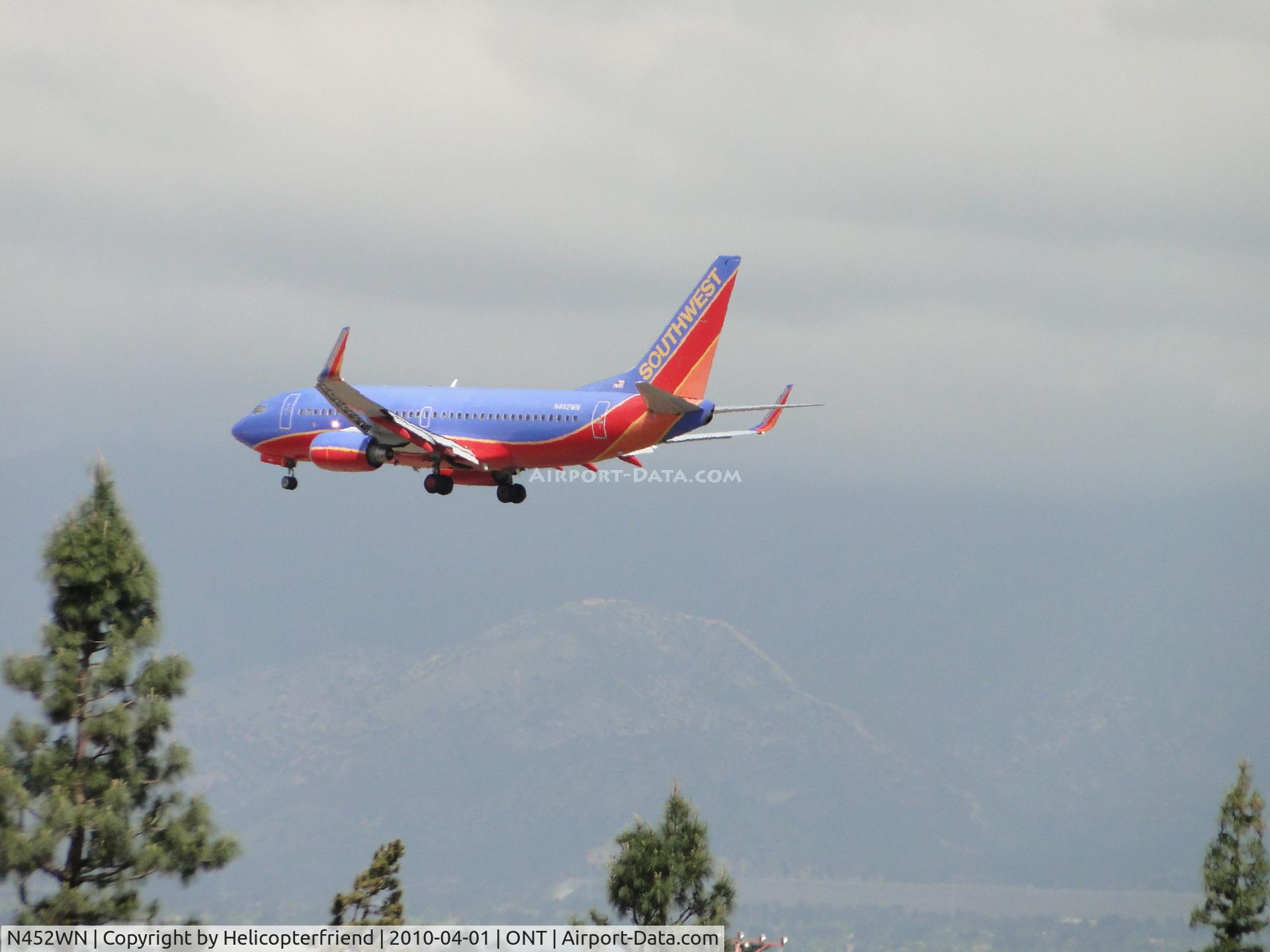 N452WN, 2004 Boeing 737-7H4 C/N 29846, Over the outer fence at Ontario